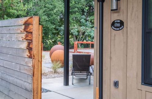 Eldridge Apartment | Couples Getaway, Luxurious Accomodations, Private Yard