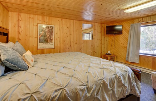 Eagle Rock Apartment | Couple’s Getaway w/ Resort Pool on Table Rock Lake