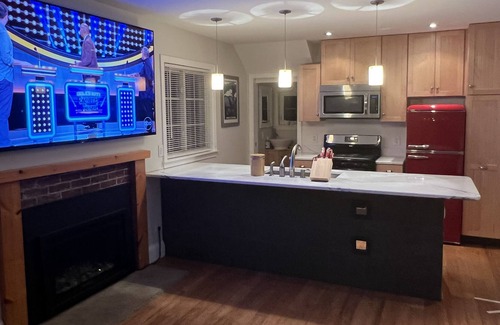 North Conway House | Couples Haven with Brand New 2022 Jacuzzi Spa Hot Tub