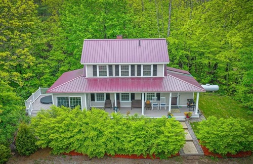 North Conway House | Couples Haven with Brand New 2022 Jacuzzi Spa Hot Tub