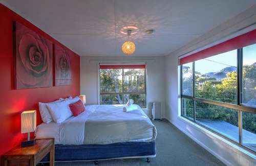 Coles Bay House | Cove Beach Apartment 2