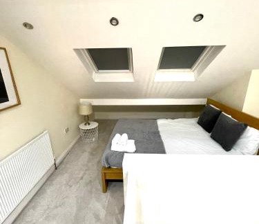 Coventry House | Coventry Large 4 Bath House 4 Bedroom 4 Sleeps 4 Person Suitable for NEC BHX Rugby Solihull Warwick Contractors Ricoh Arena NHS Short & Long Business Stays , Close to City Centre High Speed Wifi