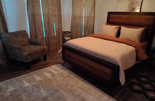 Dallas House | Covered in blessings,Charming 3-bedroom house with WiFi, AC in enchanting
