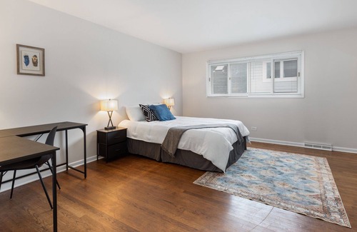 Lake Forest House | Coveted Location: Downtown Lake Forest 3/2.5 Duplex, Comfy and roomy convenience