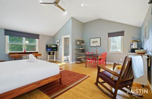 Tarrytown Apartment | Coveted Tarrytown Studio Apt 1BA w Breakfast Nook Window Desk King Bed