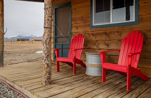Cody Apartment | Cowboy Bunkhouse #1, rustic charm, located in South Fork Valley, 10 minutes from Downtown Cody