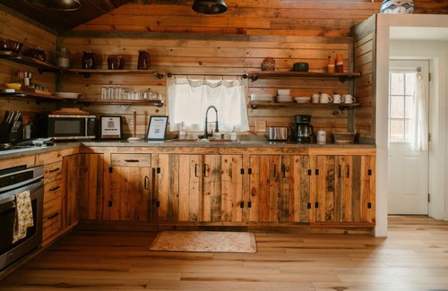 West Newton Cabin | Cowboy Bunkhouse hot tub/lake/farm/nature