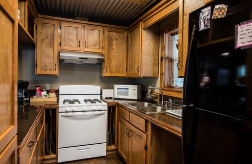 Lindale Cottage | Coyote Creek Cottage With Walking Trail, Firepit, Outdoor Activities, Games