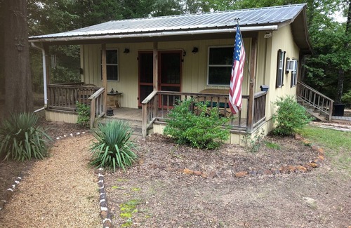 Lindale Cottage | Coyote Creek Cottage With Walking Trail, Firepit, Outdoor Activities, Games