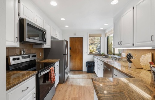 Hidden Valley Ranch House | Coyote Vacation Rental | 3-BR House on Canyon Dr, Prescott | mins to DT Patio Pool Tennis