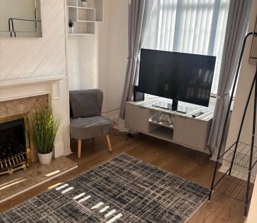 Wolverhampton House | Cozee 2-bed home in WV11