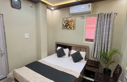 Varanasi Hotel | Cozy 1-0 bedroom hotel with AC, WiFi in Varanasi near ganges