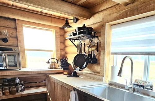 Elliston Cabin | Cozy 1-Bed 1-Bath Cabin Retreat. King Size Bed, Wi-Fi, TV and Pet Friendly!