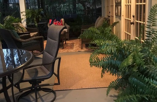 Twelve Oaks Apartment | Cozy 1-bedroom 1 bath guest house 5 minutes from Ole Miss Campus