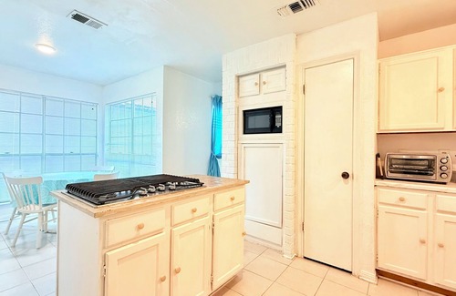Barker House | Cozy 1 Bedroom 1 Bath Home with WiFi, AC, Full Kitchen near Energy Corridor
