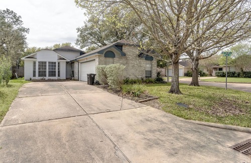 Barker House | Cozy 1 Bedroom 1 Bath Home with WiFi, AC, Full Kitchen near Energy Corridor