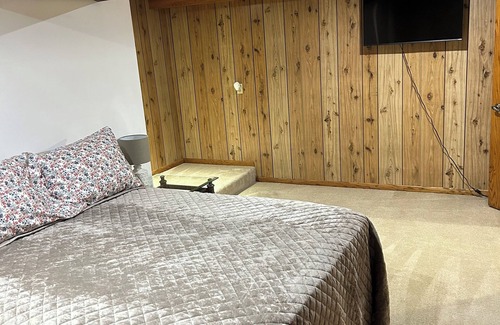 Marshfield Apartment | Cozy 1-bedroom, 1-Office with Queen bed, 1.5- bathroom duplex in Marshfield.