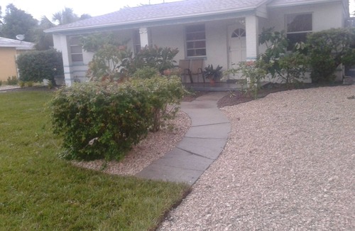 Three Palms Point Apartment | Cozy 1 Bedroom Apartment, 3 Block Walk To Beach