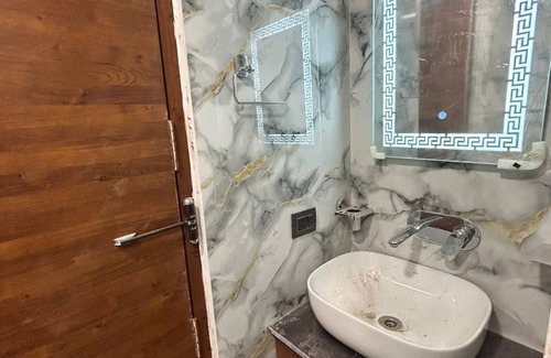 East of Kailash Apartment | Cozy 1-bedroom apartment in excellent New Delhi with AC, WiFi