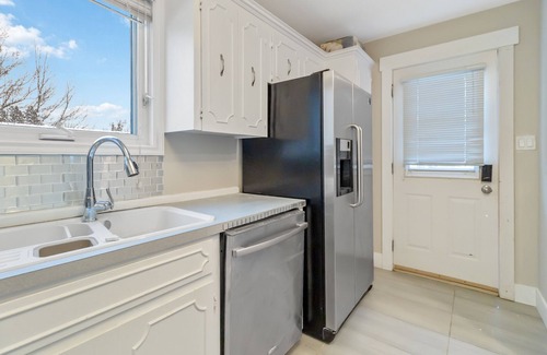 Dieppe Apartment | Cozy 1-bedroom apartment in enjoyable Dieppe with AC