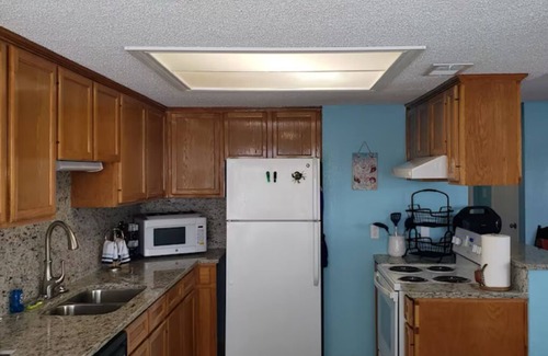 Corpus Christi Condo | Cozy 1-bedroom condo on N Padre Island. Close to restaurant, shopping and beach.