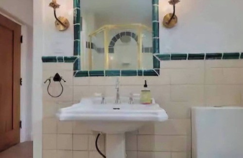 West Covina House | Cozy 1-bedroom estate with WiFi, AC in lovely West Covina. Private Entry.