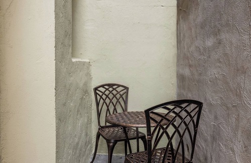 Clifton Apartment | Cozy 1-bedroom w/AC, WiFi - Heart of the Clifton Gaslight District.