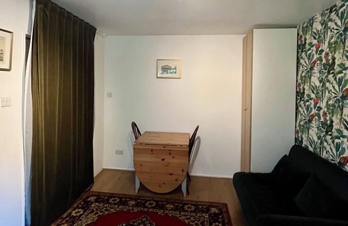 Bethnal Green Condo | Cozy 1-BR Garden Flat For Up to 4 in East London