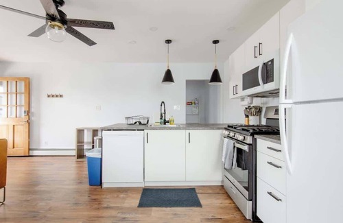 Wilmington Apartment | Cozy 1B Apt w/fireplace, full kitch & off str PK