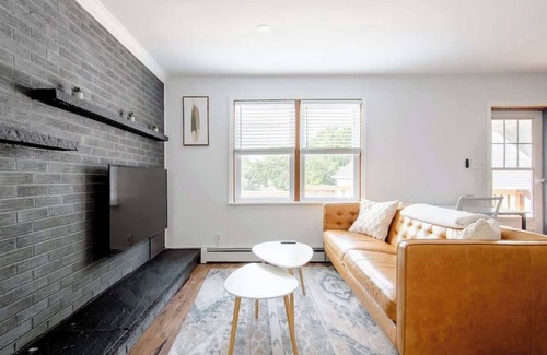 Wilmington Apartment | Cozy 1B Apt w/fireplace, full kitch & off str PK