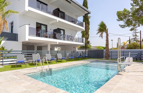 Distrito Norte Sierra Apartment | Cozy 1BD apartment with terrace, pool and parking. Arruzafa VI