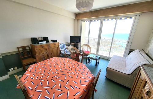 Les Sables d'Olonne Apartment | Cozy 1BR Apartment in Les Sables - Seafront, near beach & shops, balcony, pet friendly