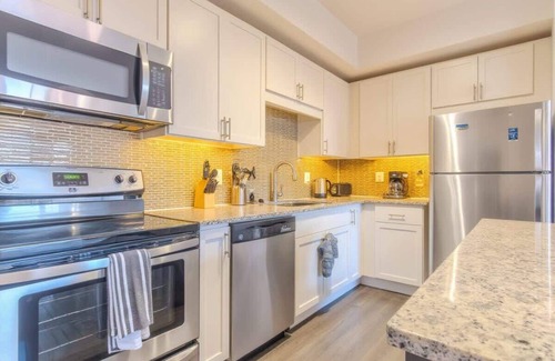 Irving Apartment | Cozy 1BR King Suite | Pool, Gym & Parking 01