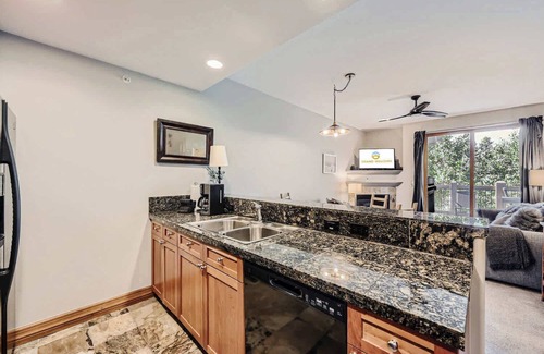 The Highlands House | Cozy 1BR Near Trails w/Shuttle to Slopes and Town