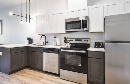 Elizabeth Apartment | Cozy 1BR Next to Airport 8613