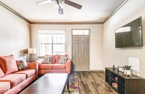 Grogan's Mill Apartment | Cozy 1BR w/King bed 10 min. to Market St w/dining, shopping, waterway, & more!