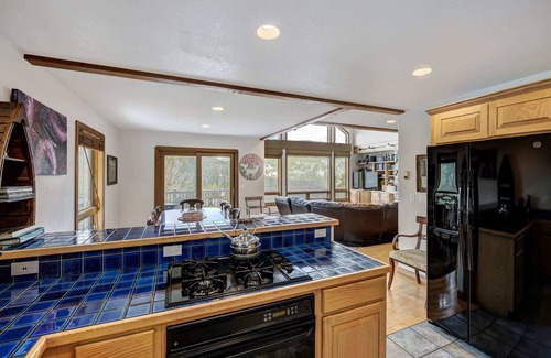 Breckenridge House | Cozy 2 BDR + Loft w/Mtn Views & Foosball!