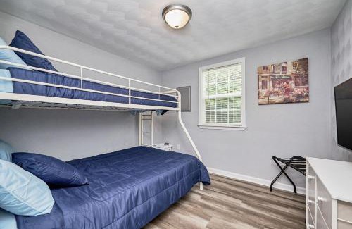 Portsmouth House | Cozy 2 Bdrm Cottage King bed