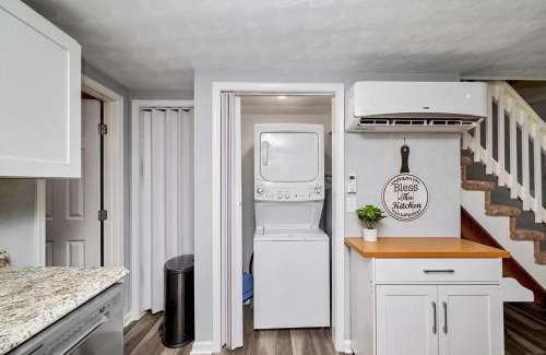 Portsmouth House | Cozy 2 Bdrm Cottage King bed