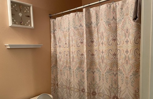 Kingsland House | Cozy 2 bdrm duplex, 10 min from base!