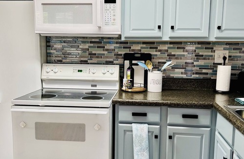 Palm Hill House | Cozy 2 bdrm home w/patio&grill close to the gulf beaches, shops, and restaurants
