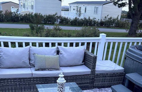 Truro Cabin | Cozy 2 bed Lodge With own Private hot Tub.large Flat Screens.wifi sea View