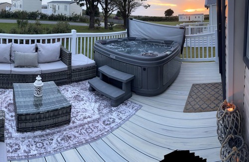 Truro Cabin | Cozy 2 bed Lodge With own Private hot Tub.large Flat Screens.wifi sea View