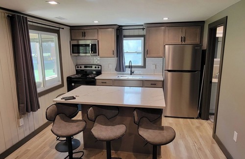 St. Helen Cabin | Cozy 2-bedroom cabin with WiFi, AC, garage, sleeps 6 in Saint Helen 222