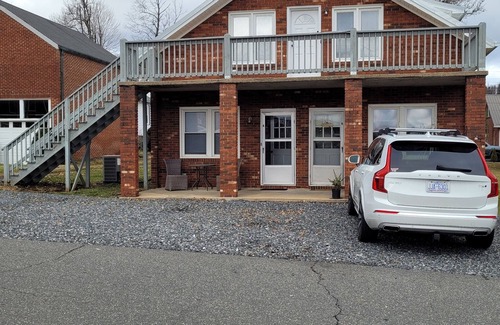 West Jefferson Apartment | Cozy 2-bedroom apartment in lovely West Jefferson