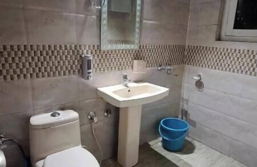 Patparganj Apartment | Cozy 2-bedroom apartment in charming Delhi with WiFi