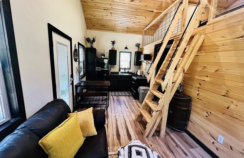 Houston Cabin | Cozy 2 bedroom cabin nestled in the pines