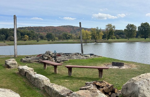 Limestone Cabin | Cozy 2 bedroom cabin on a 20 acre lake