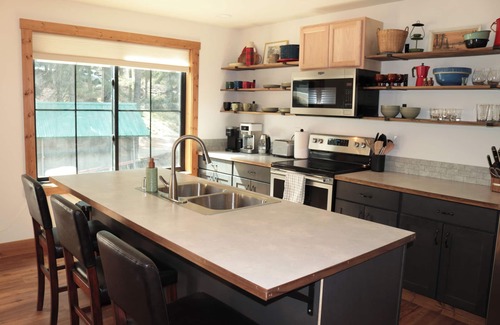 Cle Elum Cabin | Cozy 2-bedroom cabin with WiFi, AC in adorable Cle Elum