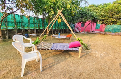 Sikandarabad Ski Chalet | Cozy 2-bedroom Chalet with Lawn and Pool in Marvelous Greater Noida with WiFi,AC